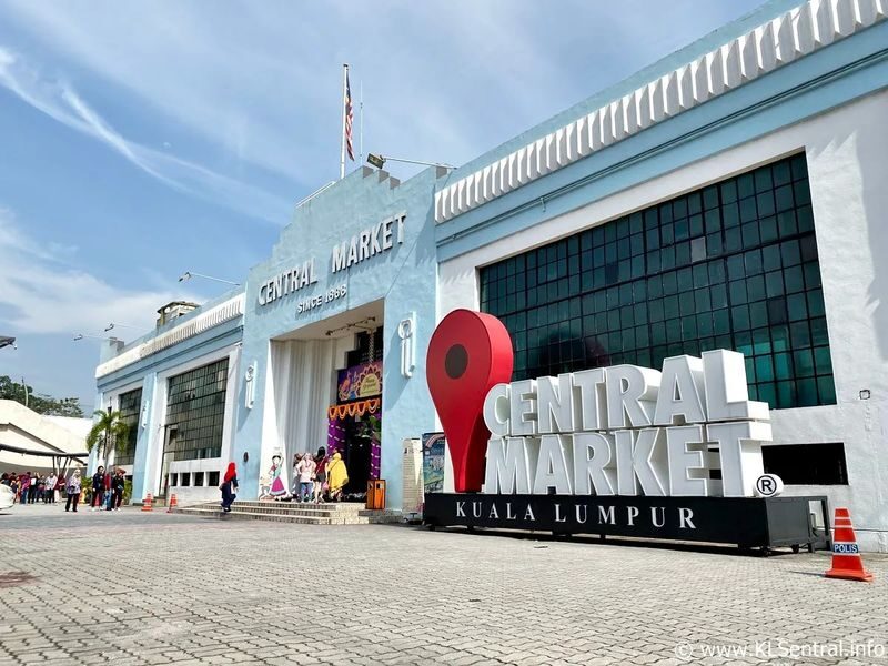 Dive Into 3 Cultures Walking Tour in Kuala Lumpur - Sri Maha Mariamman Temple and the last stretch