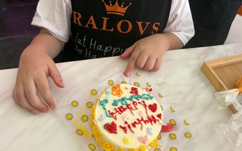 DIY Bento Cake Decorating Workshop @RALOVS Cafe - The café setting adds useful flexibility