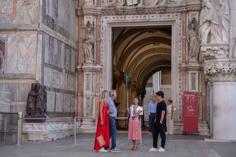 Doges Palace, Bridge of Sighs & Prisons Guided Tour in Venice - Start with the contrast inside Doge’s Palace