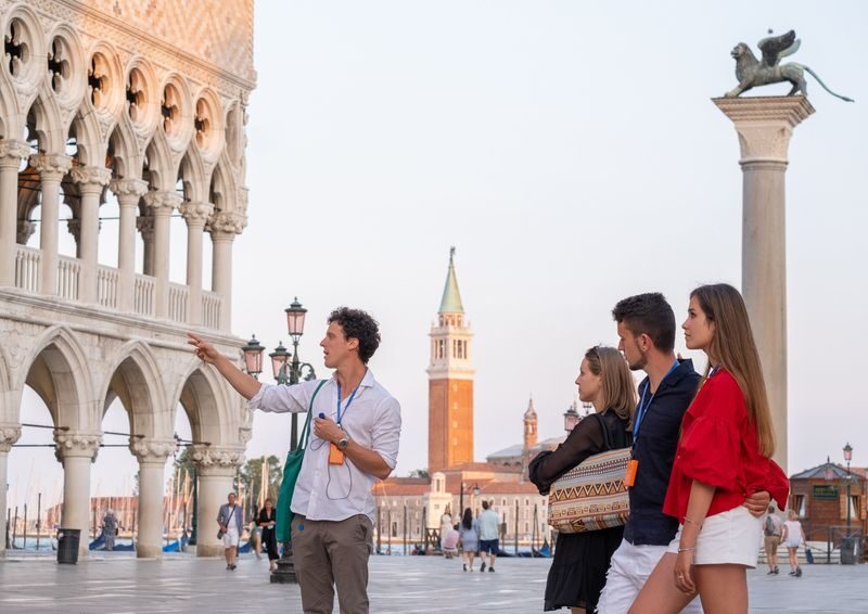 Doges Palace, Bridge of Sighs & Prisons Guided Tour in Venice - Find the office before your departure time
