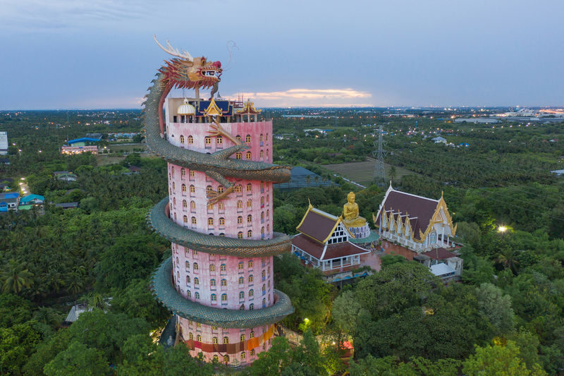 Don Wai Floating Market & Wat Samphran Half-day Temple & Private Tour - The guide can shape the experience