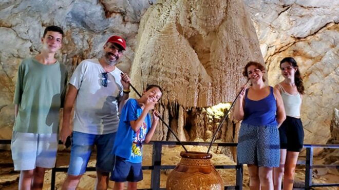 Dong Hoi: Explore Paradise Cave & Phong Nha Cave With Lunch - Lunch at a Local Restaurant