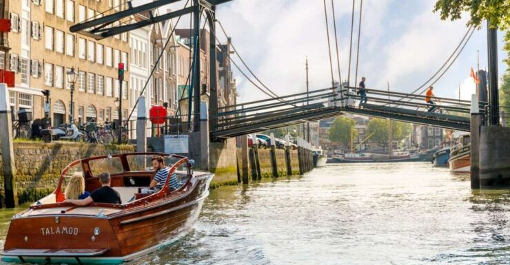 Dordrecht: City Walking Tour With Boat Ride - Experience Highlights