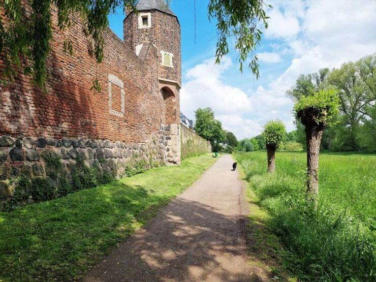 Dormagen: Scavenger Hunt Smartphone Game Around Feste Zons - Booking Information