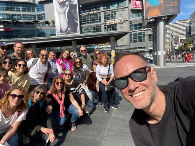 Downtown Toronto: Walking Tour Experience. English/Spanish - Cultural Insights