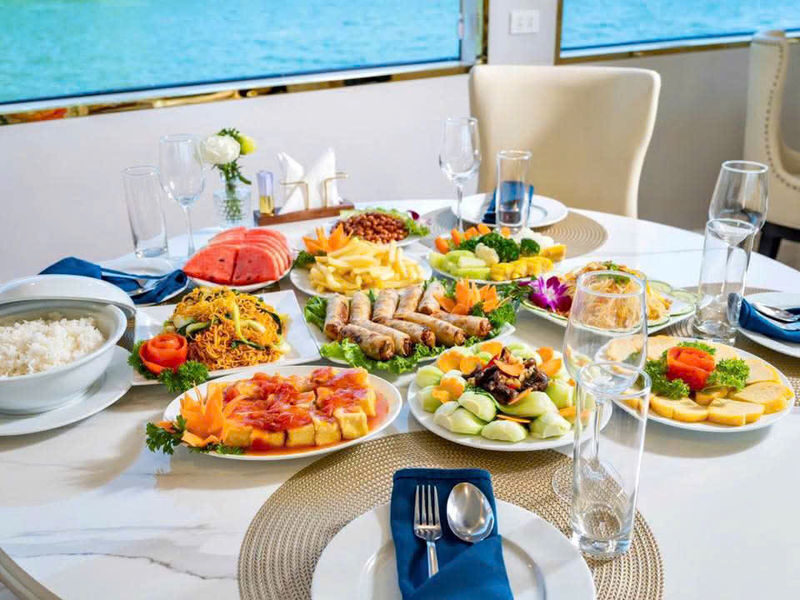 Dragon King Day Cruise: Ha Long Bay Tour with Sung Sot & Ti Top - Lunch among the limestone islands