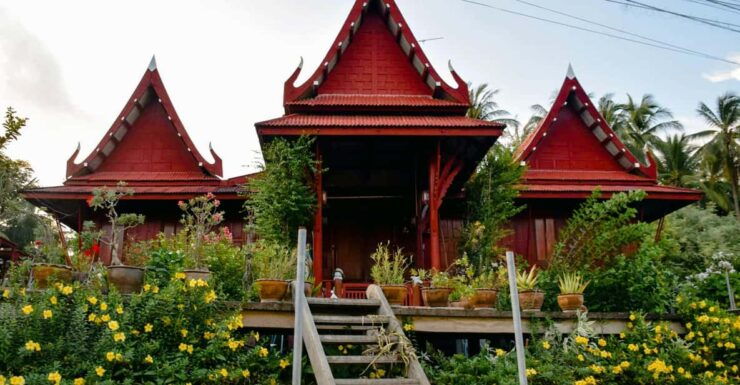 Dragon Temple & Paddle Boat Dinner at Damnoen Saduak - Itinerary Details