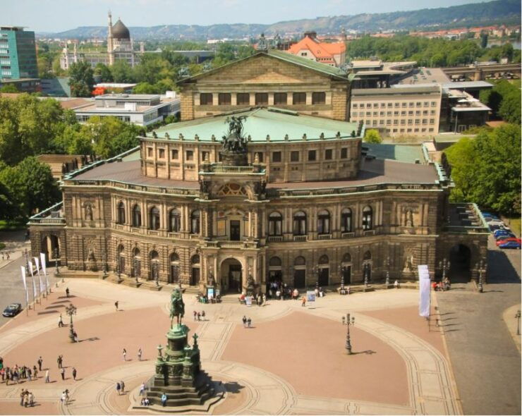 Dresden: 1.5-Stunden Comedy-Bustour Auf Deutsch - Activity Details