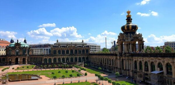 Dresden: Guided City Walk With a Cup of Coffee - Background