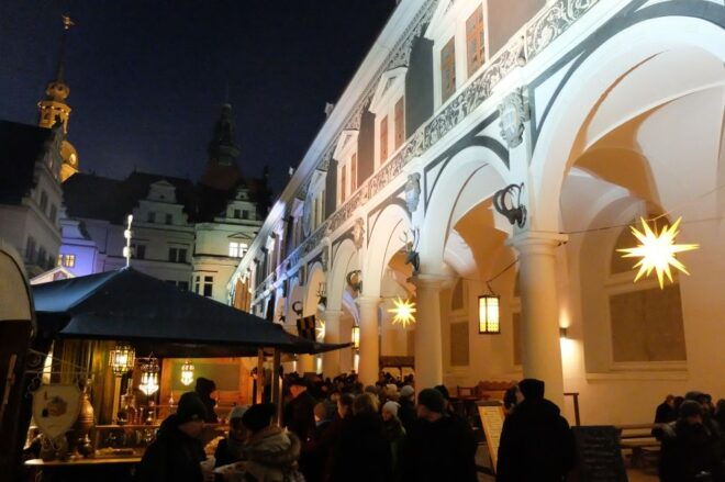 Dresden With a Touch of Xmas: English Small Group Tour - Start the Tour at Schlossplatz on the River Elbe