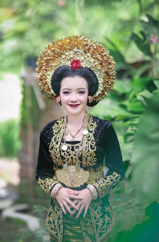 Dress Up Like The King and Queen Of Lombok - FAQ