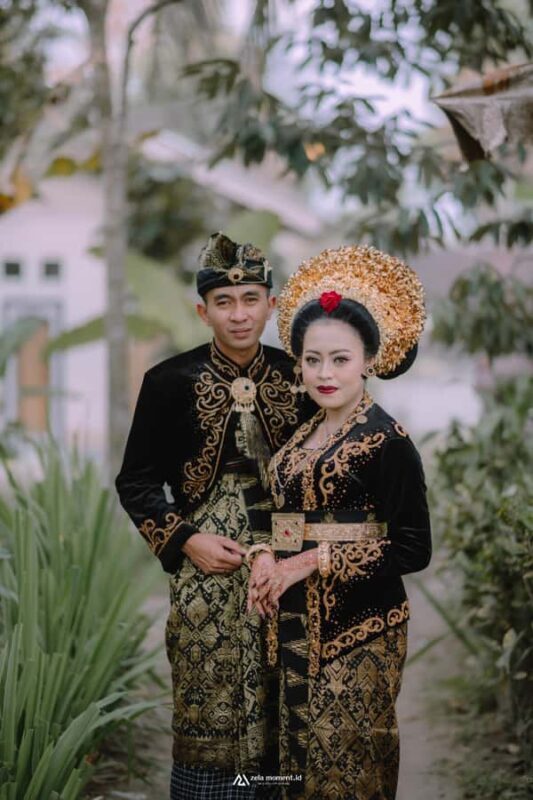 Dress Up Like The King and Queen Of Lombok - Who Will Love This Tour?