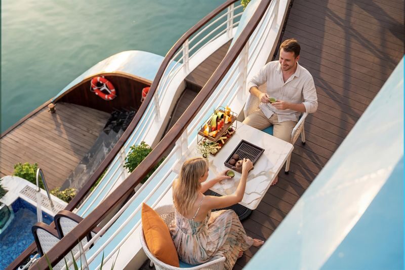 Du Yen 2D1N Luxury Cruise: Ha Long Bay with Sung Sot & Ti Top - Ti Top Island’s beach and viewpoint
