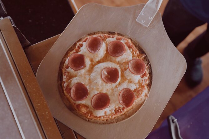 Dubai Creek Sightseeing Cruise With Unlimited Freshly Baked Pizza - Amenities on Board