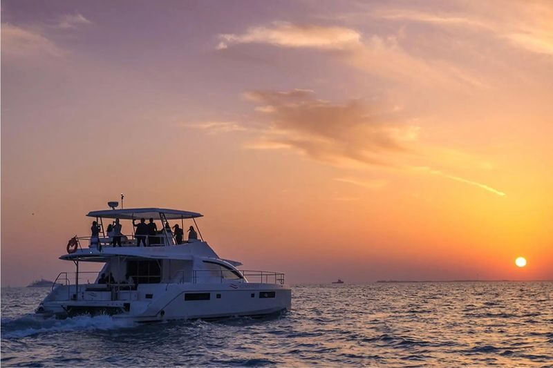 Dubai Marina Yatch Experience - The crew, service and photo opportunities