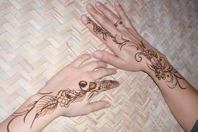 Dubai Red Dune Safari With BBQ Dinner and Live Shows - Mesmerizing Live Shows