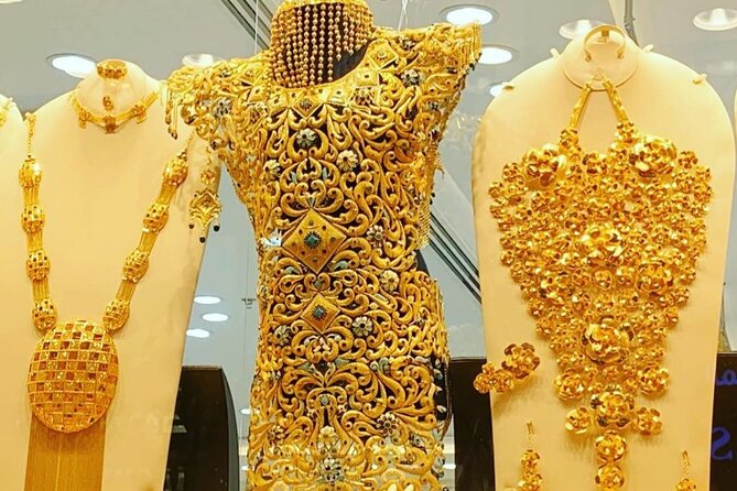 Dubais Old Town Tour and Have Lunch With Locals - Enjoy an Authentic Dining Experience