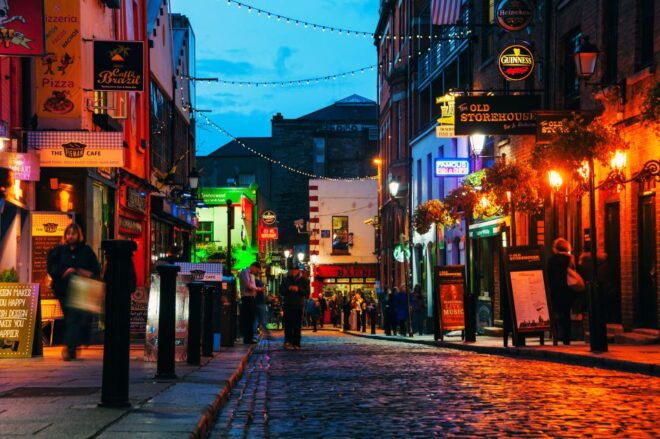Dublin: 3-Hour Explore W/ a Local at Christmas - Festive Shopping and Treats