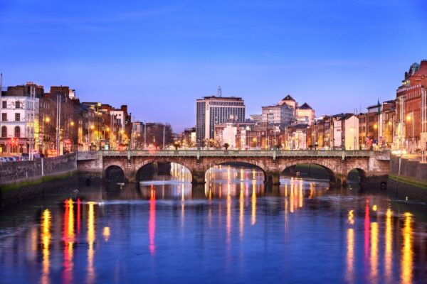 Dublin: 3-Hour Explore W/ a Local at Christmas - Connecting With Like-Minded Locals
