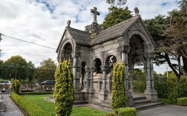 Dublin Glasnevin National Cemetery Audio Tour With Transfers - Common Questions