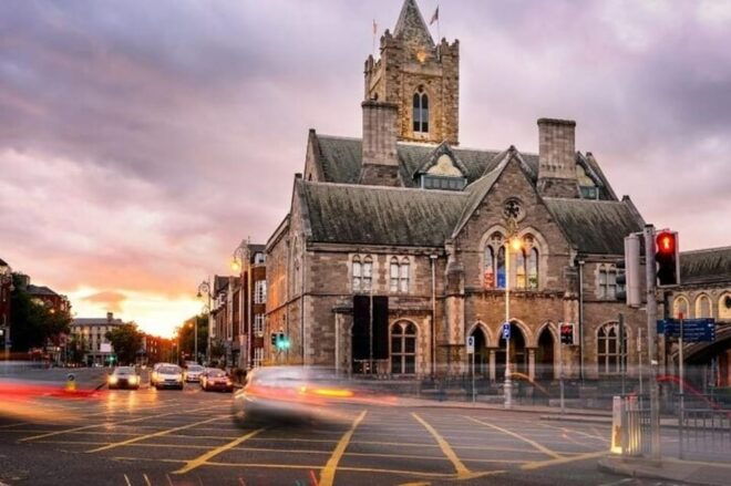 Dublin: Highlights and Hidden Gems Walking Tour - Iconic Tributes and Vibrant Atmosphere