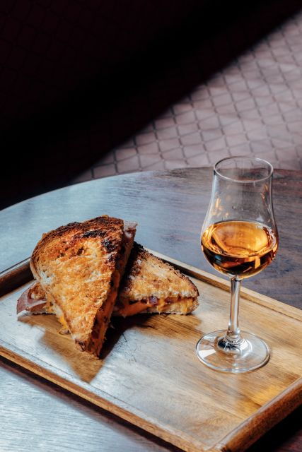 Dublin: Sip & Stroll Whiskey History Walking Tour With Lunch - Tour Experience Highlights
