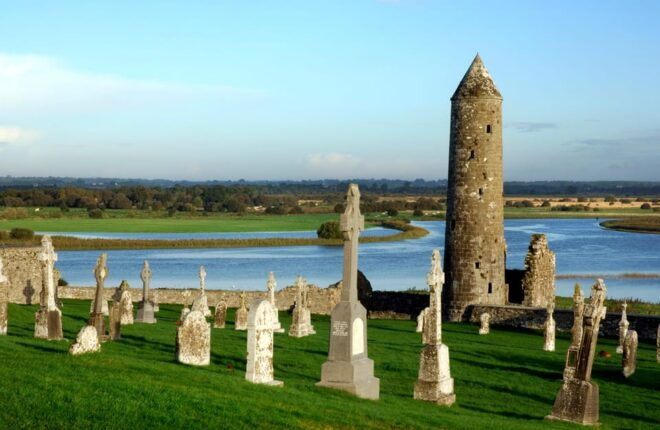 Dublin to Galway With Sightseeing Stops - Visiting Seans Pub in Athlone