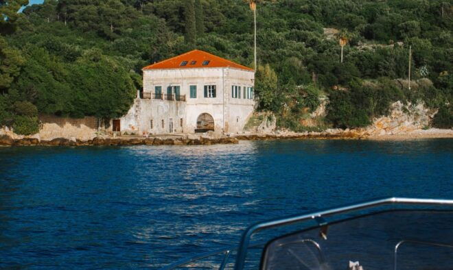 Dubrovnik:Elaphiti Islands and Caves Private Speedboat Tour - Boat Amenities and Inclusions