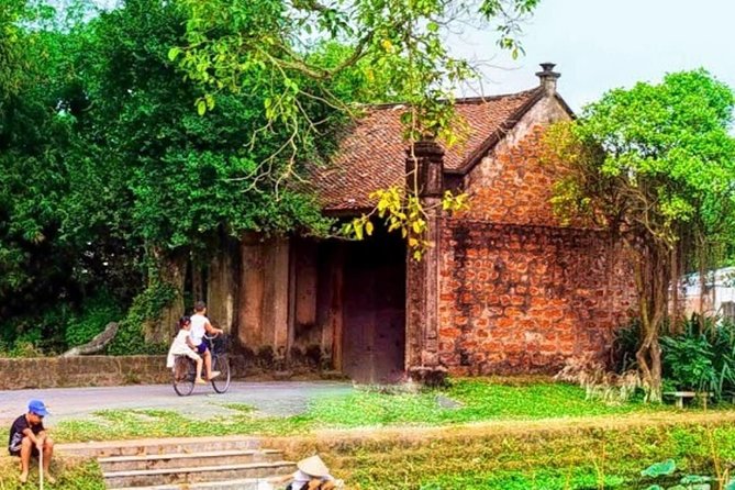 Duong Lam Ancient Village and Biking Tour From Hanoi - Location and Setting
