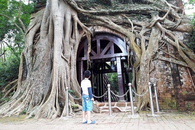 Duong Lam Ancient Village Private Tour: Ancient Vestage, Fortress - Local Cuisine and Traditions