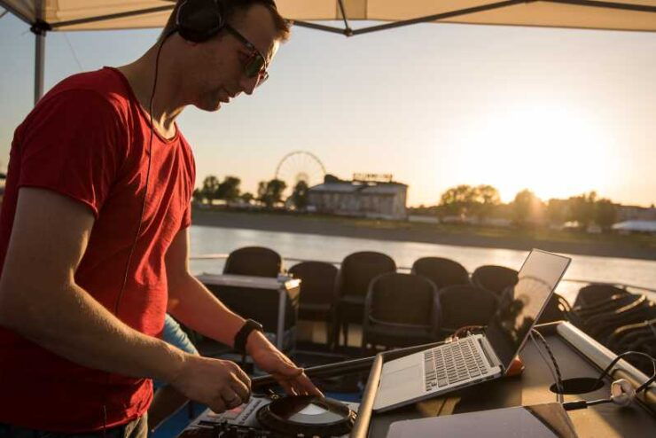 Düsseldorf: 2-Hour Evening Rhine River Cruise With Live DJ - Experience and Highlights
