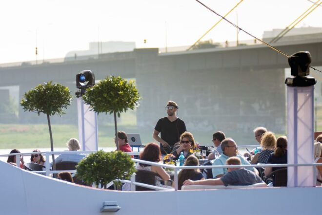 Düsseldorf: 2-Hour Evening Rhine River Cruise With Live DJ - Food and Beverages