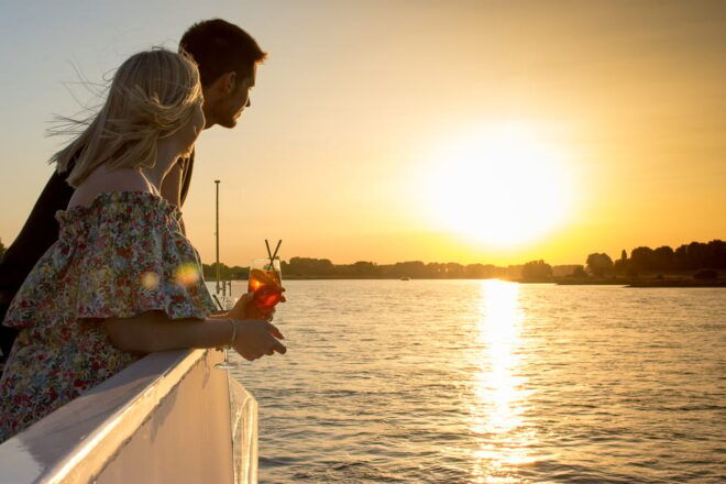 Düsseldorf: 2-Hour Evening Rhine River Cruise With Live DJ - Meeting Point and Arrival