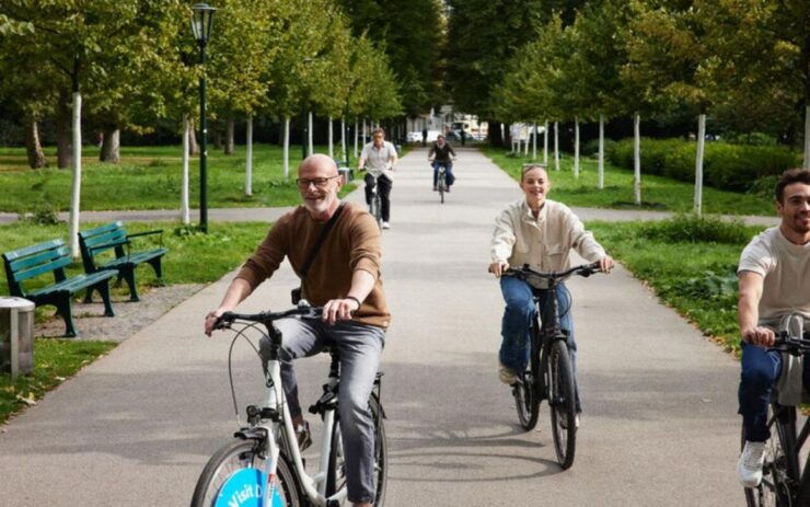 Düsseldorf: Group Biking Adventure - Experience Highlights