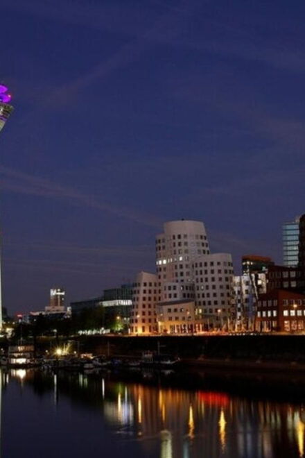 Dusseldorf : Highlights Walking Tour With a Guide - Itinerary Details