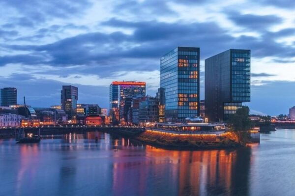 Dusseldorf : Highlights Walking Tour With a Guide - Customization and Inclusions