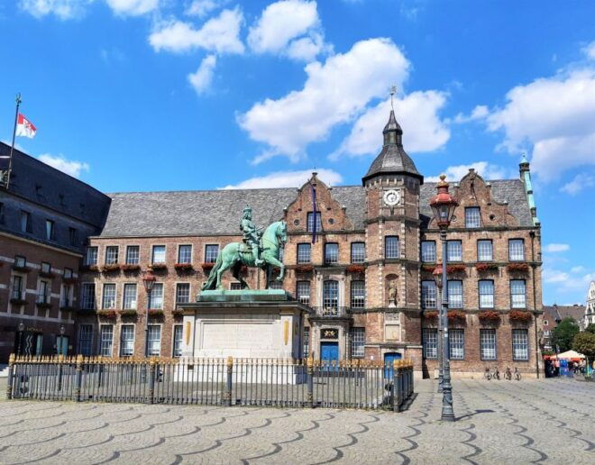 Dusseldorf: Old Town & Altbier Tour - Sightseeing and Anecdotes