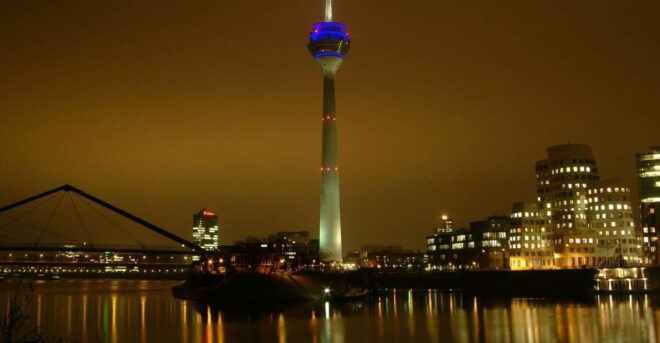Düsseldorf: Private Christmas Market Tour - Discover Unique Handmade Decorations and Local Delicacies