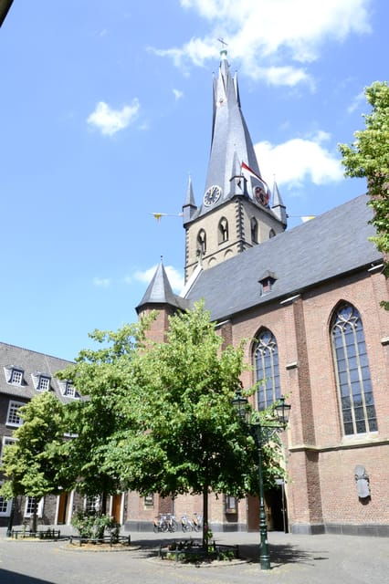 Düsseldorf walk: The Old Town and a charming market square - Practical Tips for Your Tour