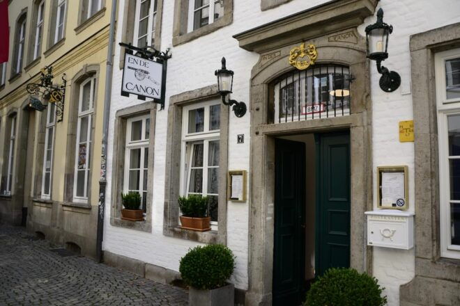 Düsseldorf Walk: the Old Town and a Charming Market Square - Discovering Carlsplatz Market