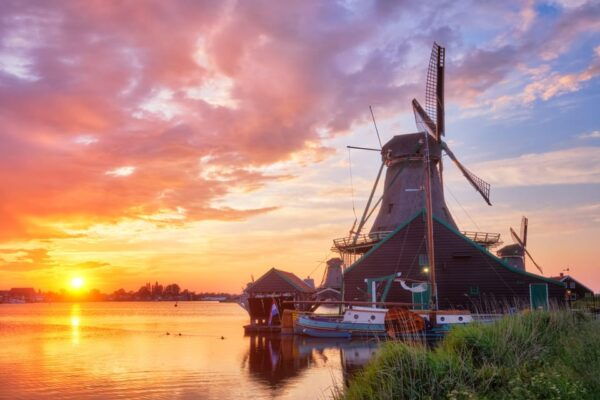Dutch Countryside Charms: Guided Tour With Turkish-Sp Guide - Uncover Volendams Charm