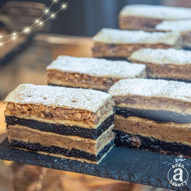 Dutch-Language Walking Tour With Gastronomy in the Old Town - Tour Overview