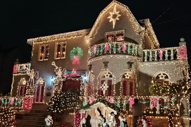 Dyker Heights Luxury Holiday Lights Tour in New York - What the price gets you