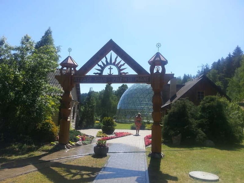 Dzukija National Park and Grutas Park: Full-Day Tour - Grutas Park: Soviet Sculptures and Quirky History  