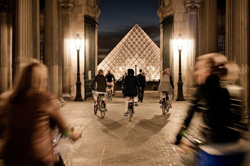 E-Bike Tour in Paris - The Louvre from the outside