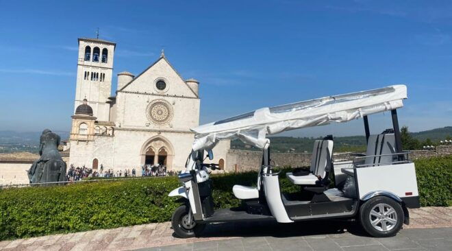 E - Tuk Family Assisi - Meeting Point and Availability