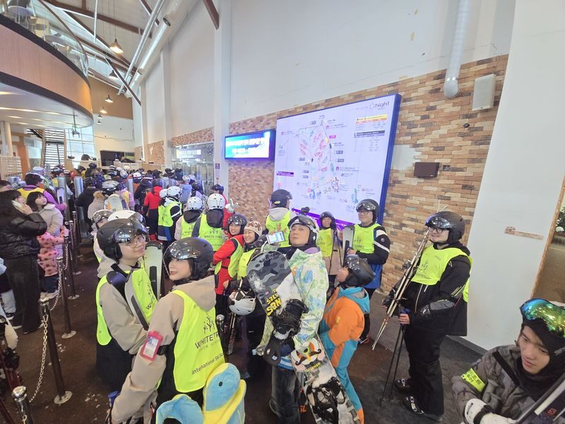 Earlybird: High1 Resort Ski & Snow World Day Tour from Seoul - A long ride buys you a full day on snow