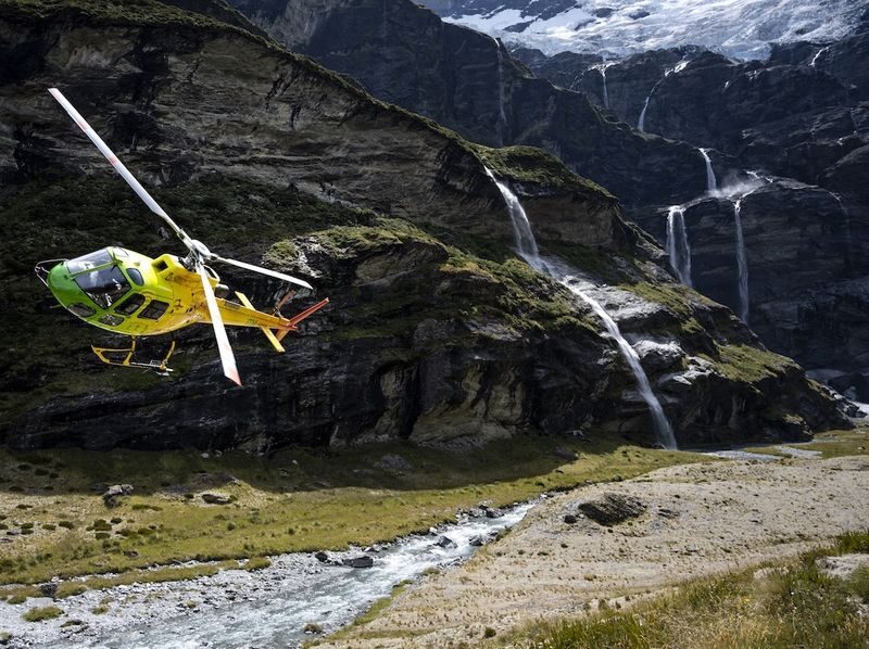 Earnslaw Burn Encounter Helicopter Flight - The Earnslaw Burn route, from station country to glacier