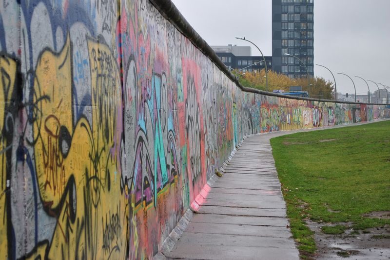 East Side Gallery Half-Day Small Group Walking Tour - Using the U-Bahn to connect the sites