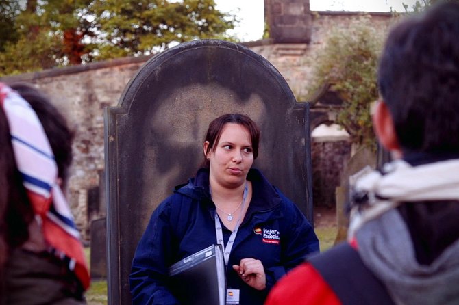 Edinburg 2Hour Nighttime Ghost Tour Spanish Tour Guide - Tales of Witches, Serial Killers, and Ghosts